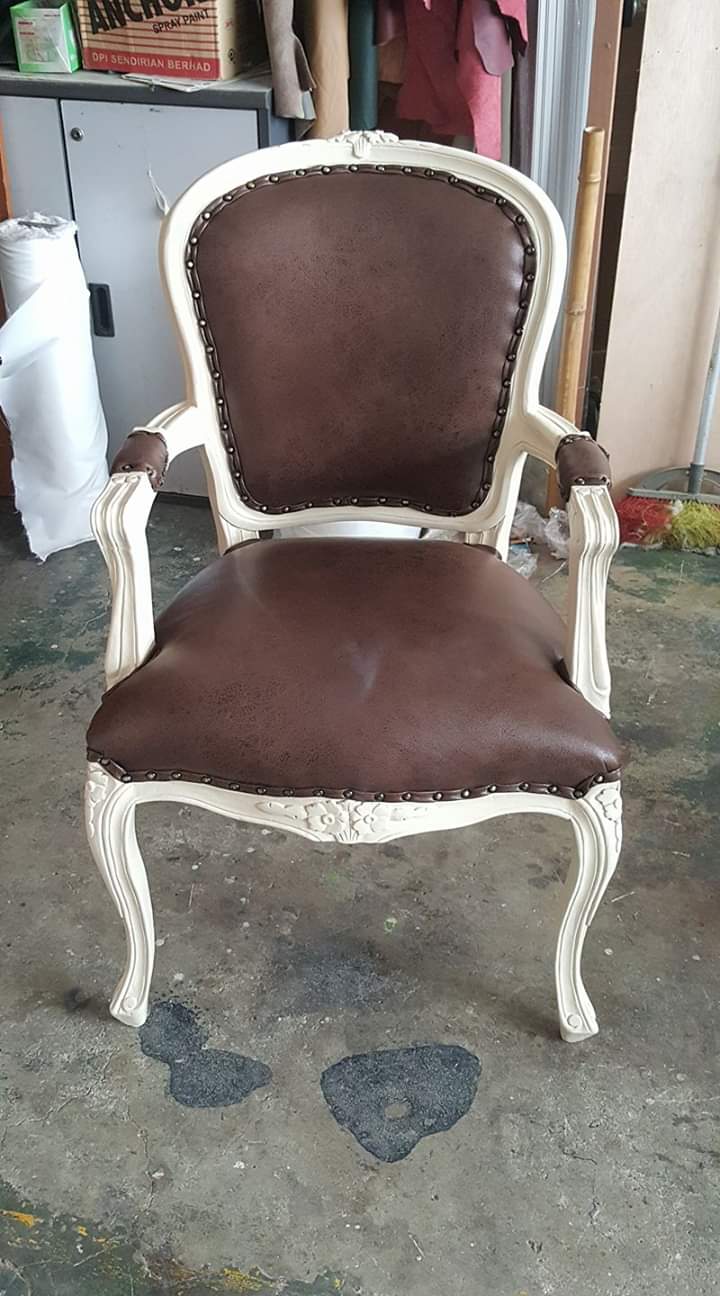 Almost flat cushion – before reupholster